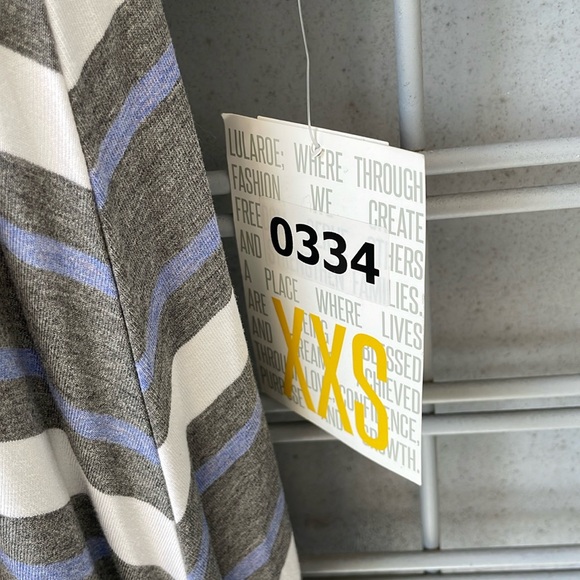 LulaRoe Striped & Printed Perfect T High Low Top-#0334 - Picture 6 of 12